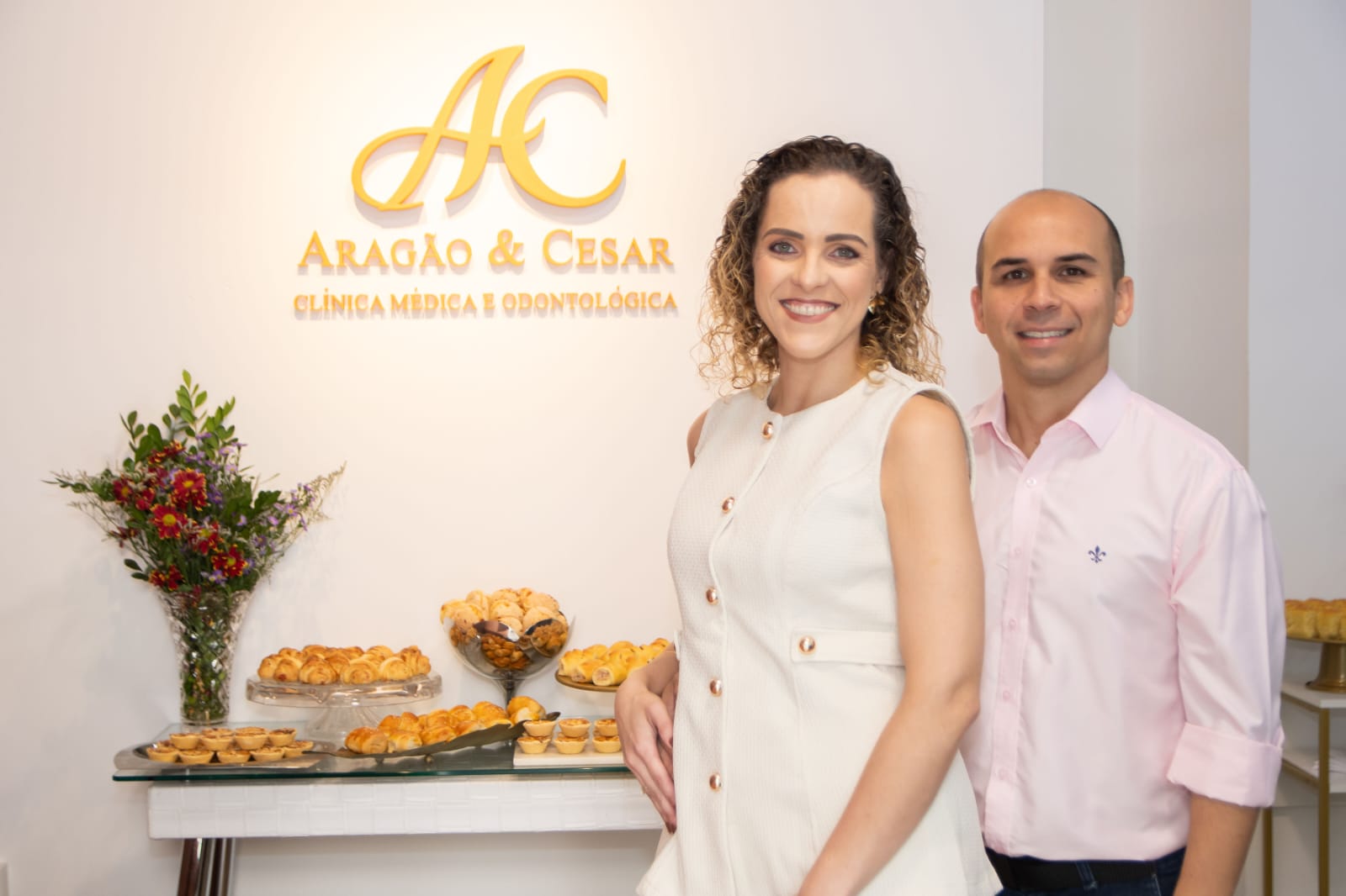 Dra. Danusa de Aragão Cesar e Dr. Carlos José de Souza Cesar, fundadores da Clínica Aragão & Cesar em Vitória-ES