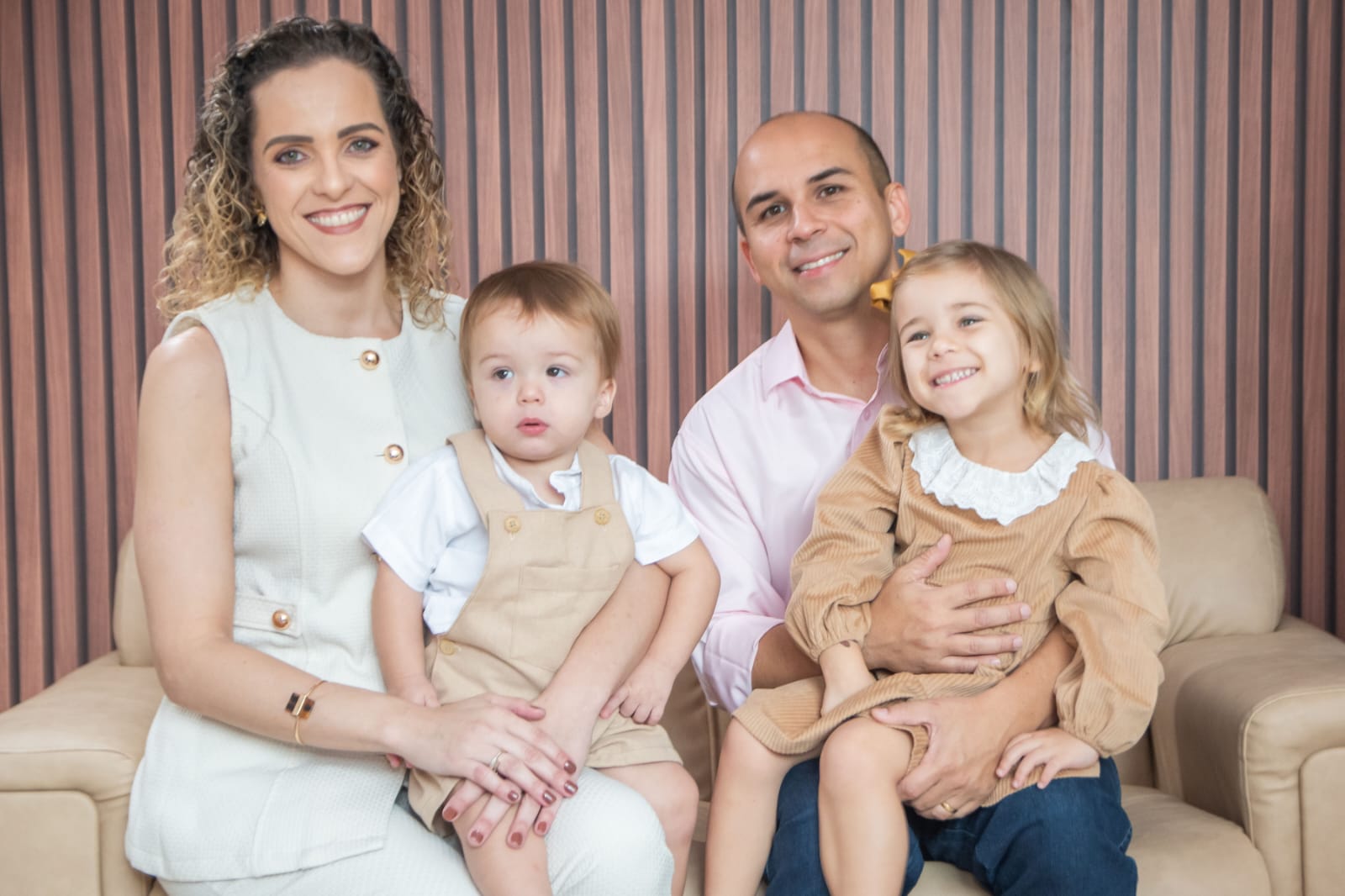 Dr. Carlos e Dra. Danusa com os filhos Catarina e Henrique — cuidado para toda a família